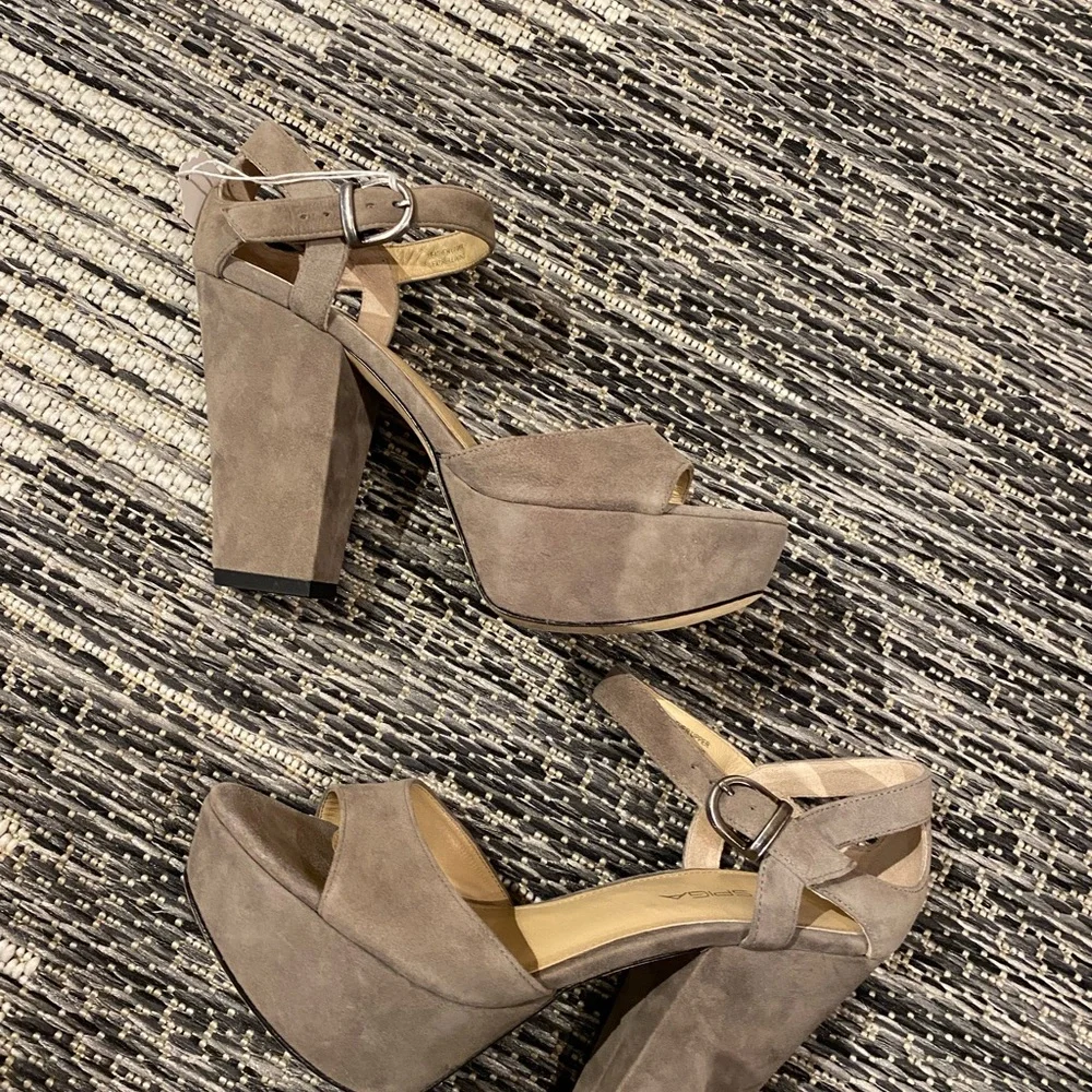 NWB Via Spiga Vanita Light Grey Suede Platform Sandals 7